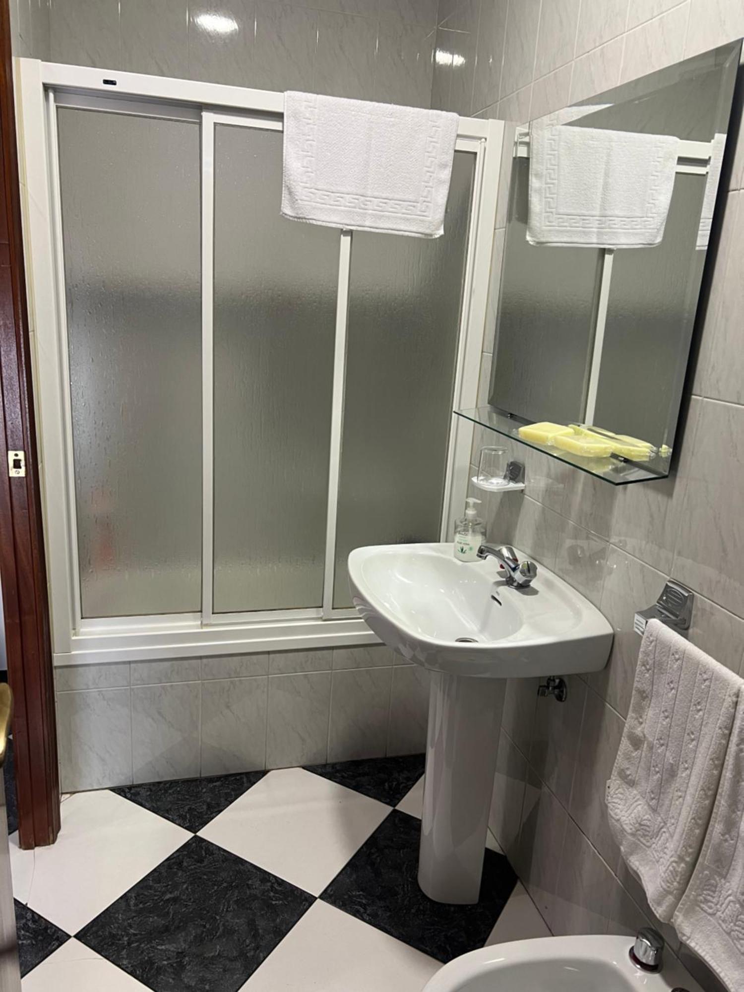 Hostal Los Amigos Сируэла Экстерьер фото